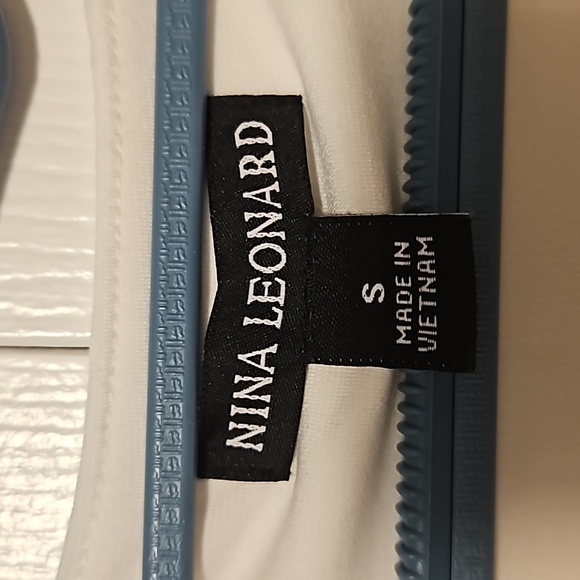 💖 $5 add to bundle Nina Leonard Two Tier Blouse with silver accent💖 - Picture 3 of 6